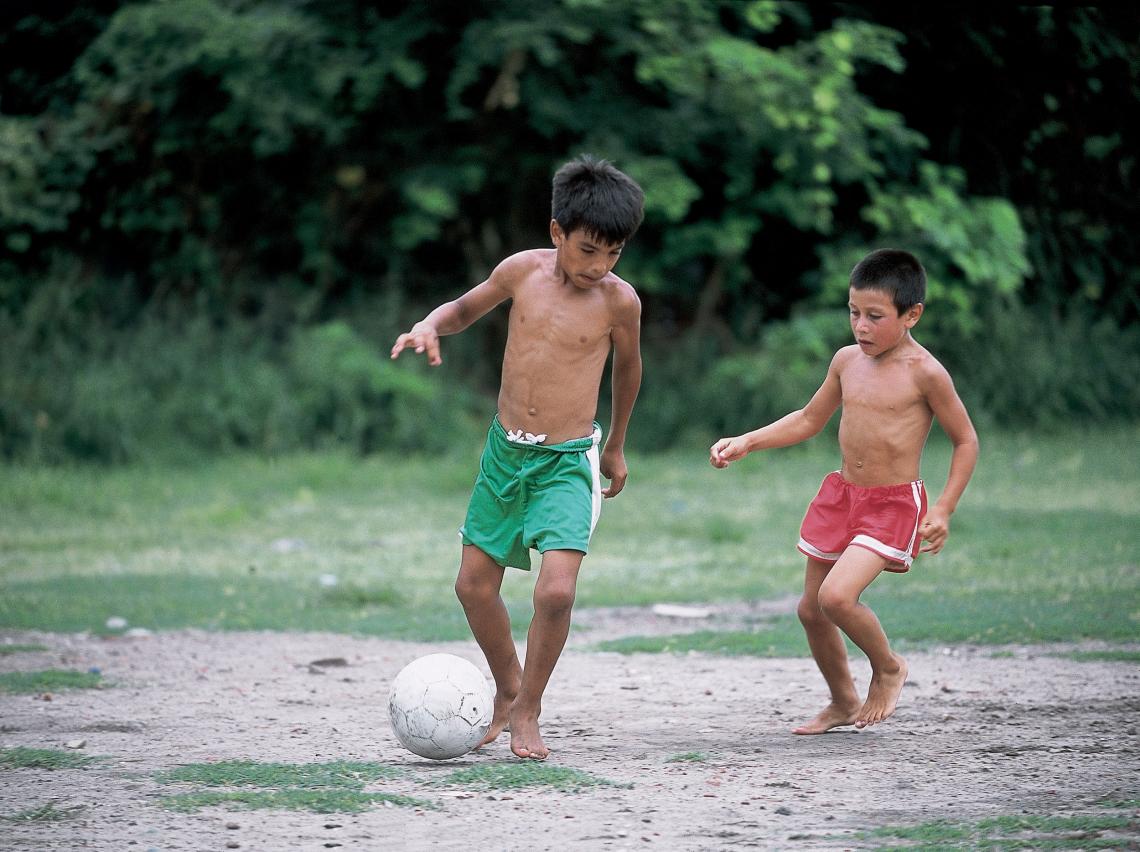 Imagen El éxodo es imparable y los pibes bien alimentados le dan y le dan a la pelota. Quieren ser como Ruggeri, como Giusti, como Kempes o como Samuel. Hay ejemplos de sobra de los modelos fuertes y aguerridos que exigen los entrenadores modernos. Cómo los piden en Europa.