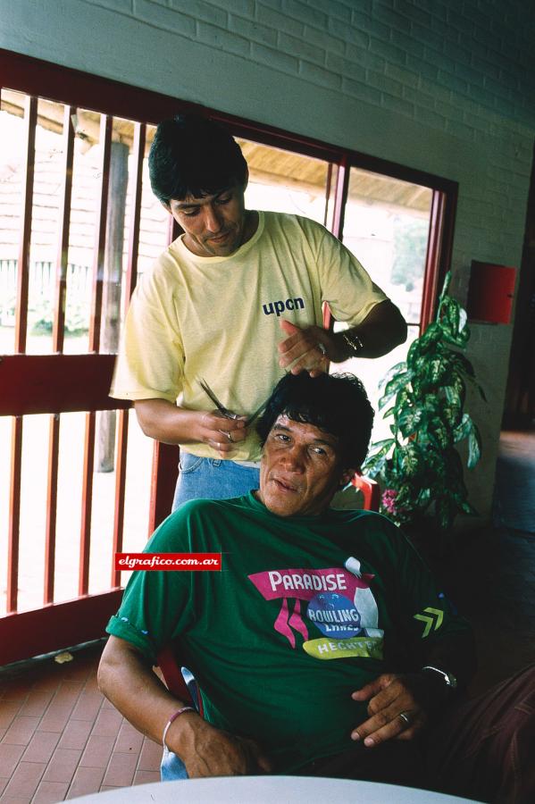 Imagen Néstor Zinni, cantante, cocinero y también peluquero: uno de los grandes amigos que tiene Carlos.