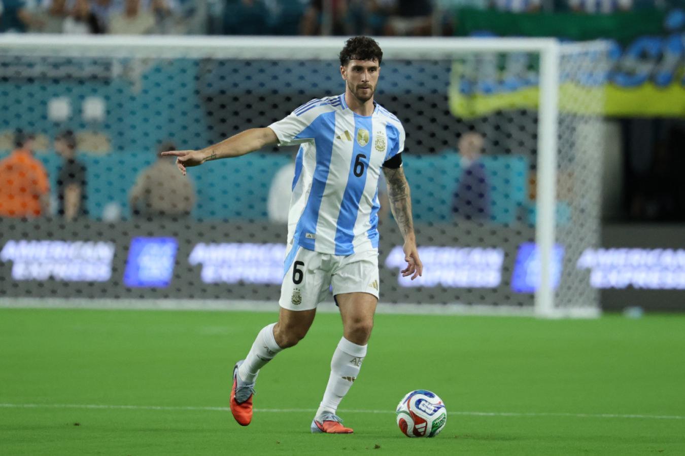 Imagen Senesi tuvo su lugar en la Selección y se destaca en Bournemouth.