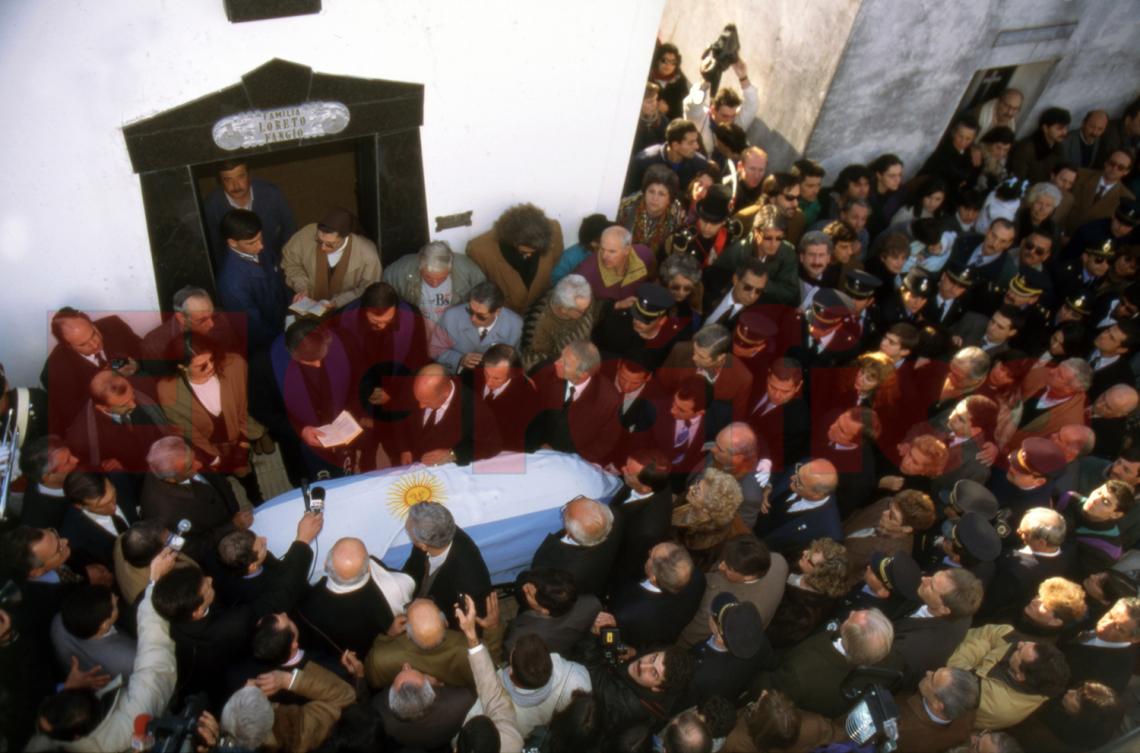 El día del adios, una multitud acompaña los restos de Fangio.