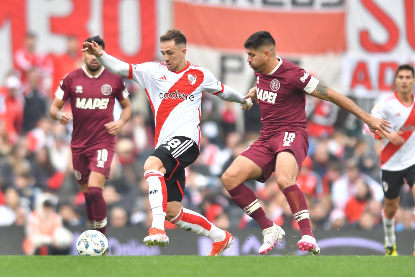 Imagen Felipe Peña Biafore, en acción ante sus ex compañeros. Fue el mejor de los "nuevos" en River. Foto: Prensa CARP