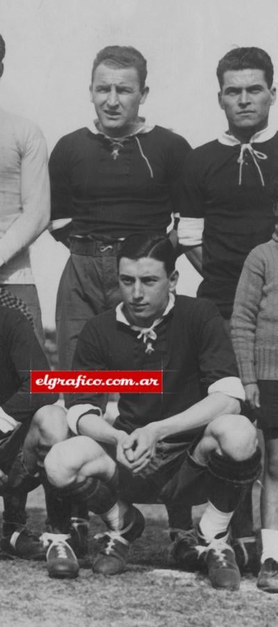 Imagen Guillermo Ronzoni arriba, “Mumo” Orsi abajo, en una formación del Rojo de la década del 20.