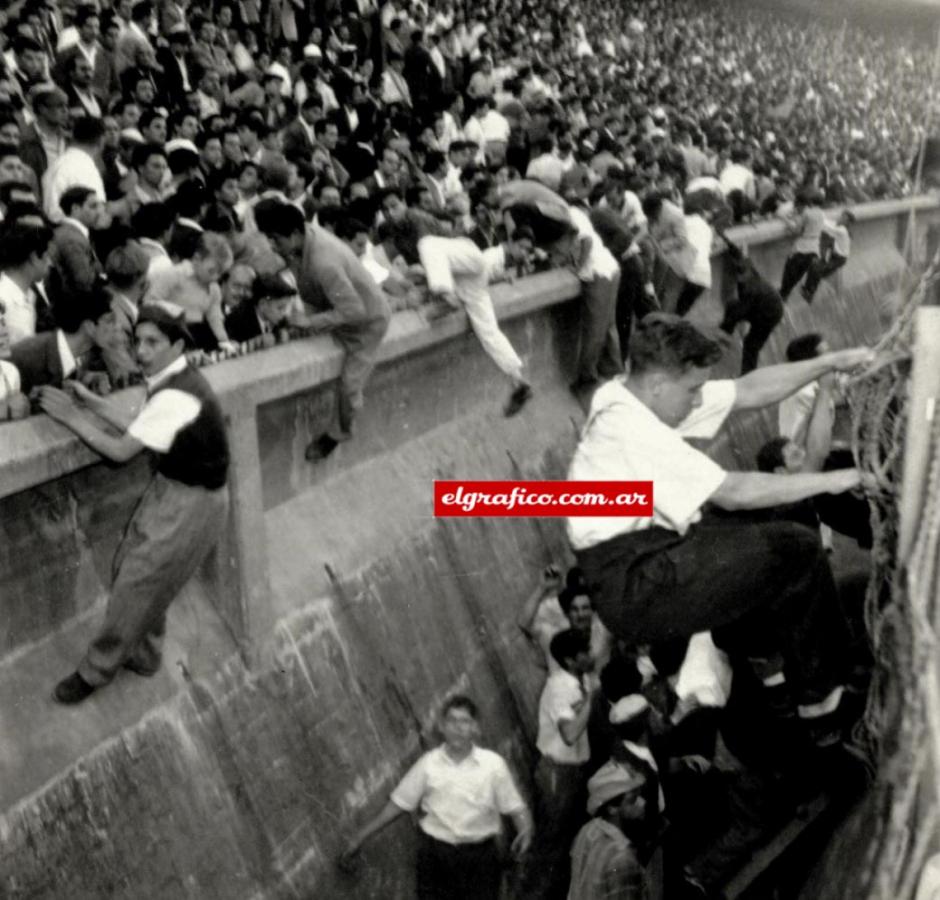 Imagen Se oyó el silbato de Mr. Hartles dando término al match con Tigre y, casi simultáneamente, como si brotaran del césped, los hinchas invadieron la cancha.