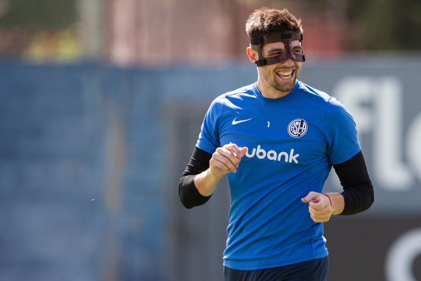 Imagen Con máscara y una sonrisa a cuestas, Facundo Altamirano está listo para volver al arco azulgrana.