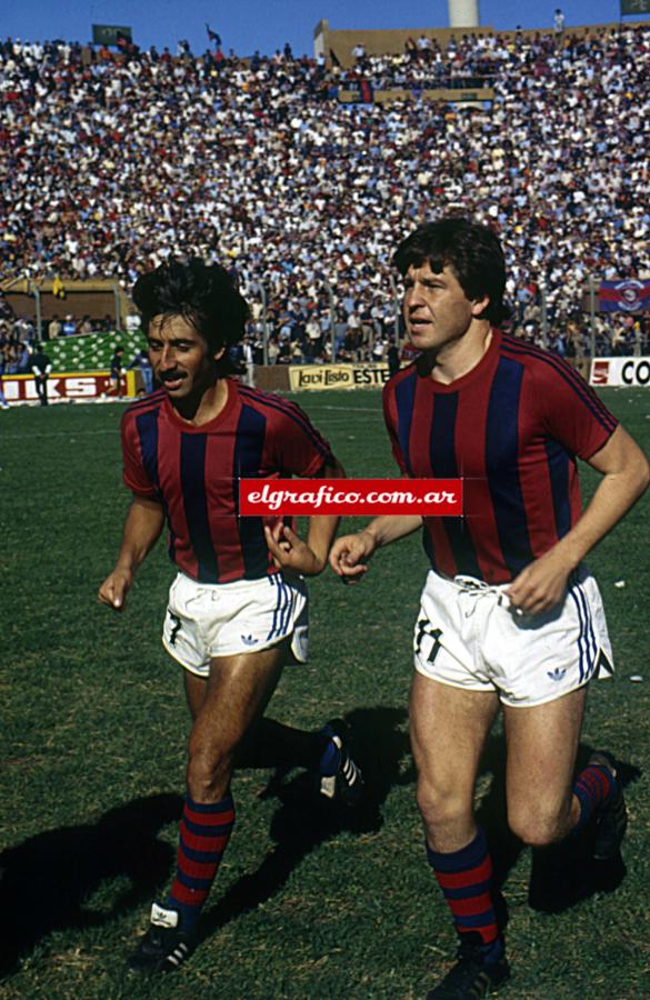 Imagen Eber Bueno y Rubens Navarro, los dos punteros de San Lorenzo antes compañeros 01 Bella Vista. Bueno todavía no se ha curado de un molesto desgarro, Navarro tuvo sobre 101 la marcha la idea de un partido contra Agremiados y todos estuvieron de acuerdo.