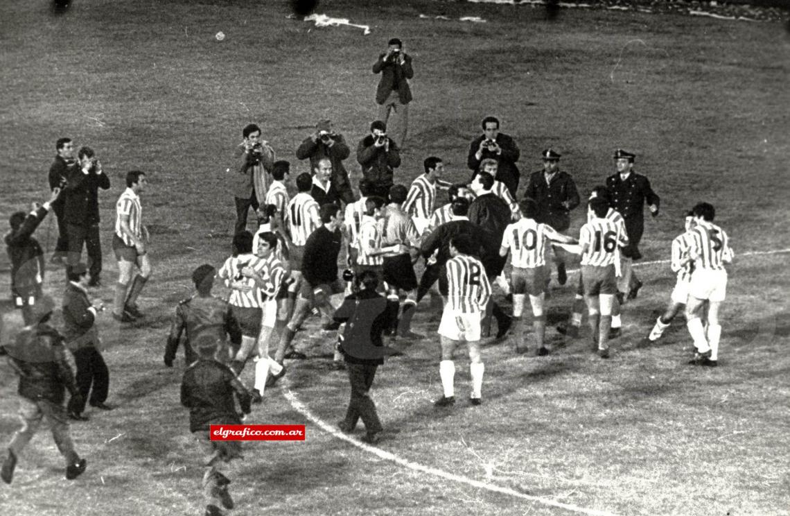 Este partido lo ganó Estudiantes por 3 a 0, como había perdido el primero por 2 a 0, se jugó un tercer partido que decretó a Estudiantes como finalista de la Copa Libertadores.