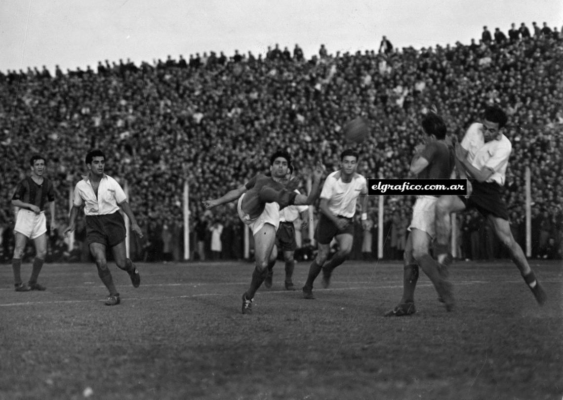 Imagen Rinaldo Martino casi convierte el gol frente a Huracán tras centro de Silva. La mitad del estadio gritó la conquista. Fue el 25 de mayo de 1947. Foto: Kikuchi.