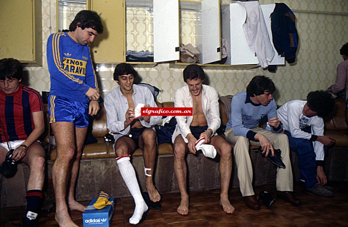 Imagen Krasouski, Francescoli y Rica antes de la foto. Los de River siguen con sus camisas puestas, Ariel ya miró dónde le va a pegar al diez. Y se lo dijo.