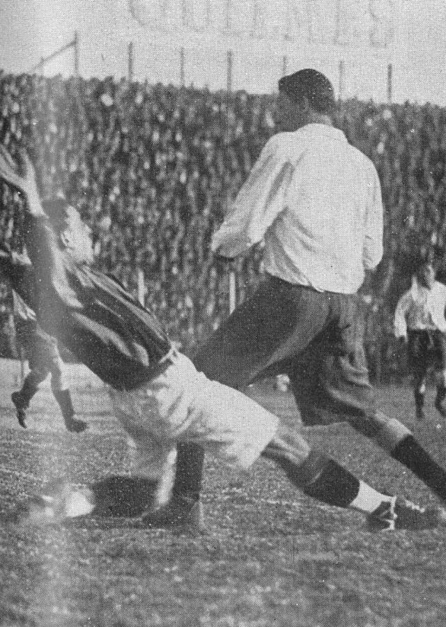 Imagen Corsetti intenta hacer un quite a Grossi, quien ya ha pelota al centro. San Lorenzo apareció muy mejorado con la inclusión de los cordobeses. 