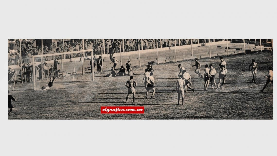 La difícil situación provocada por la ejecución de un tiro libre en las inmediaciones del área penal de River Plate queda solucionada, porque el shot de Wilson ha resultado ligeramente desviado. Con todo. Sirne se había tirado muy bien. En la primera etapa, que finalizó empatada, Boca Juniors creó más situaciones de Peligro al arco adversario, pero se notó la ausencia de Varallo, el hombre que le da tanto empuje al quinteto.
