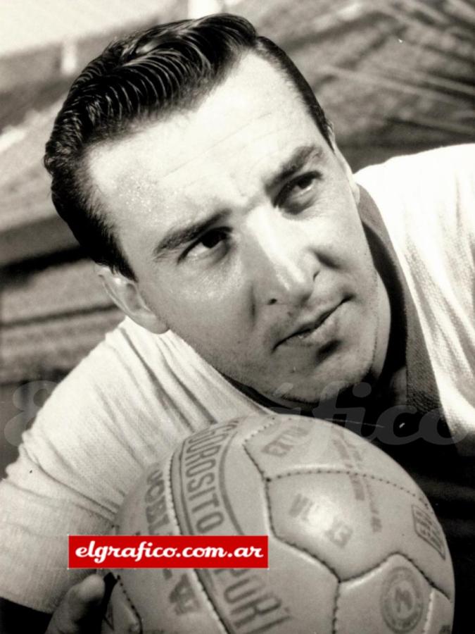 Imagen Norberto Menéndez en 1961 cuando jugaba para Huracán. En el club de Parque Patricios jugó entre 1960 y 1962.