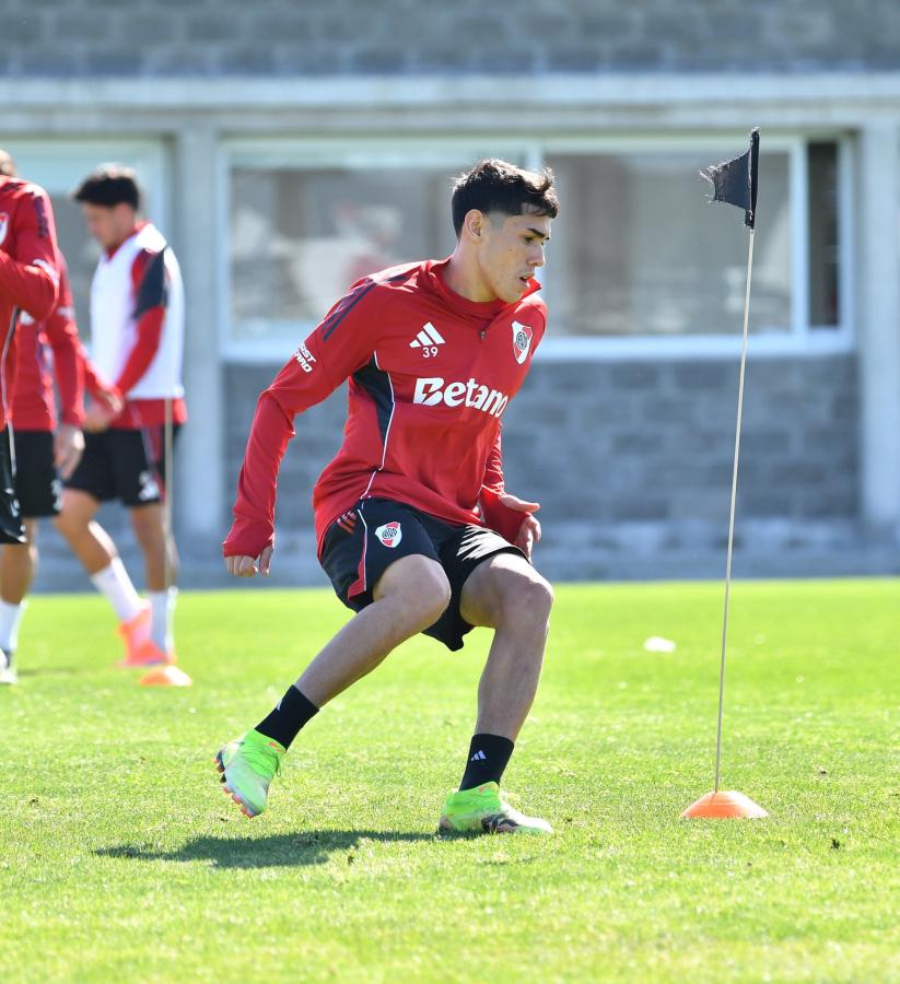 Imagen Santiago Lencina renovará su contrato con River esta semana.
