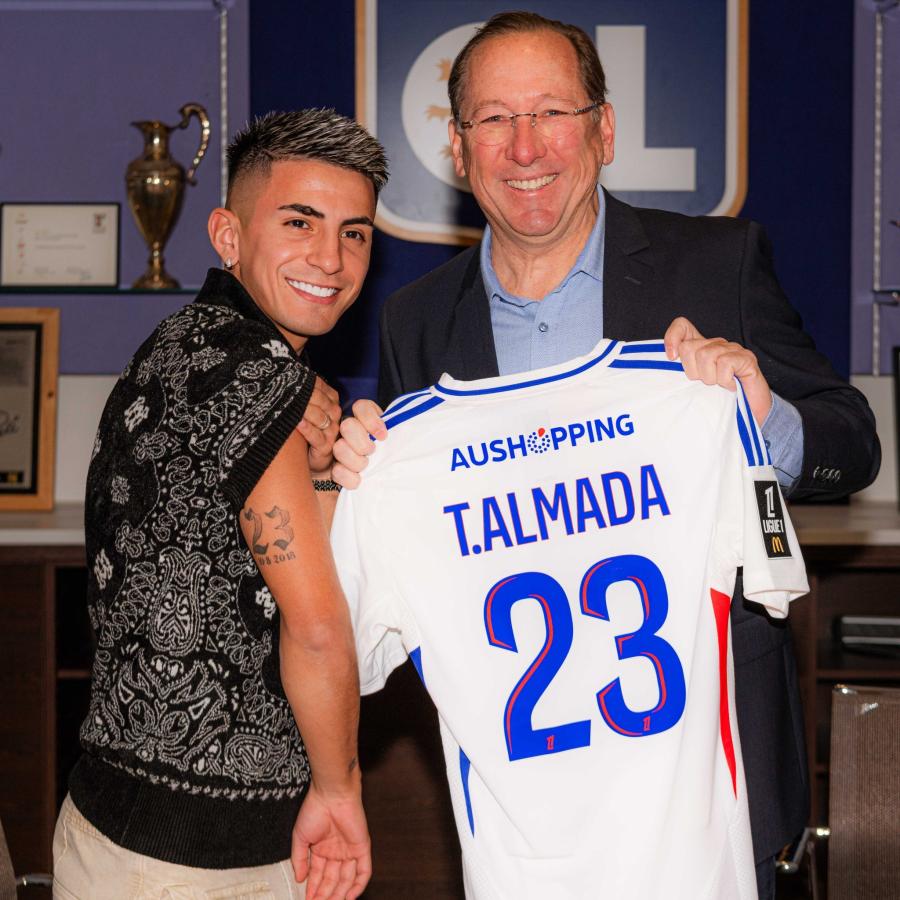 Imagen Almada y Textor, el día de la presentación en Lyon.