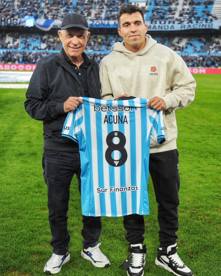 Imagen Marcos Acuña y el presidente de Racing en junio pasado.