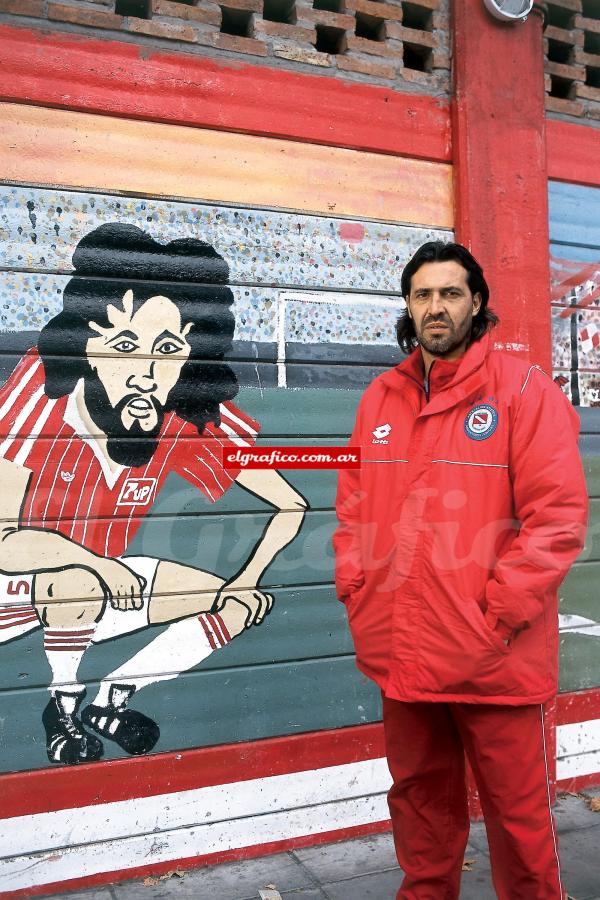 Imagen El Checho, hoy, frente a su caricatura, en el nuevo estadio de Argentinos Juniors. BuscaBA ascender con su equipo de siempre. Foto: Alejandro Del Bosco