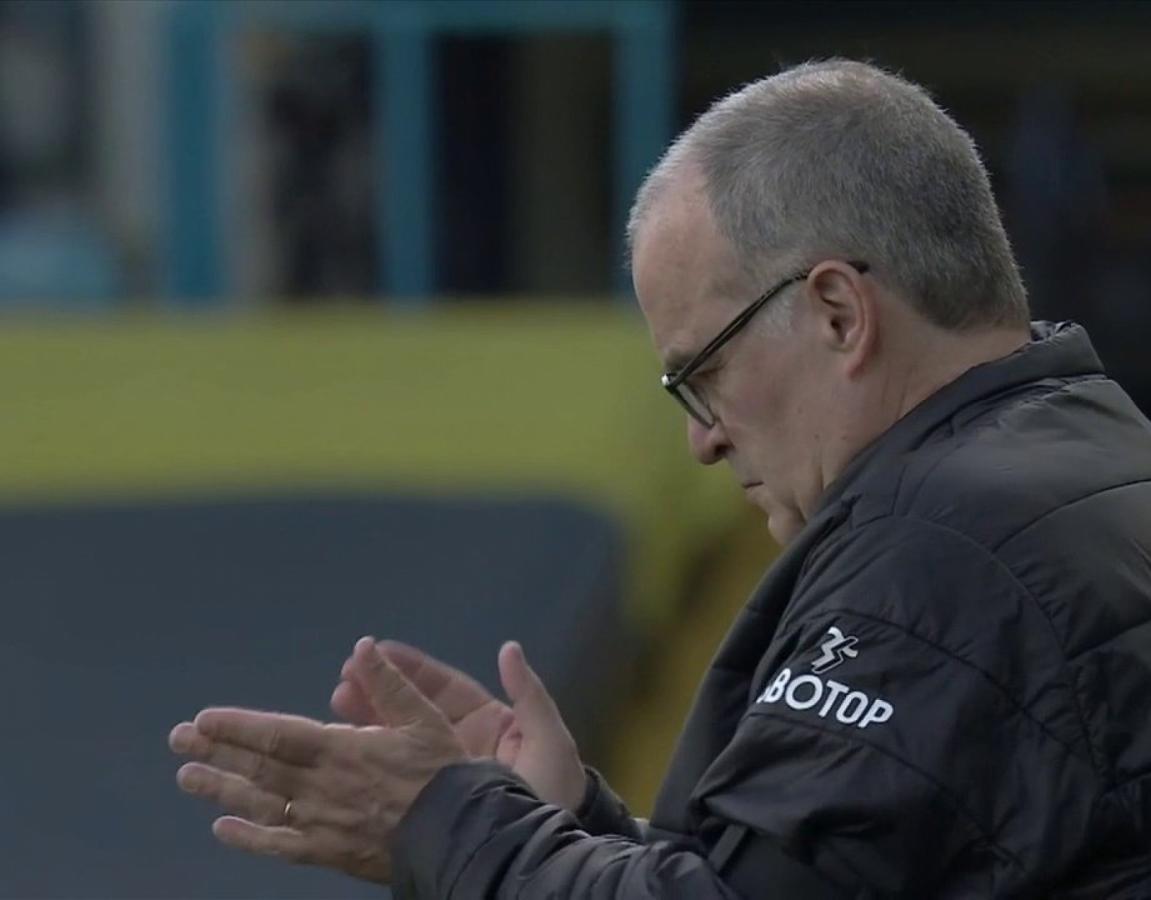 Imagen Bielsa aplaude un intento ofensivo de su equipo. Leeds no tuvo un gran rendimiento pero le alcanzó para ganar.