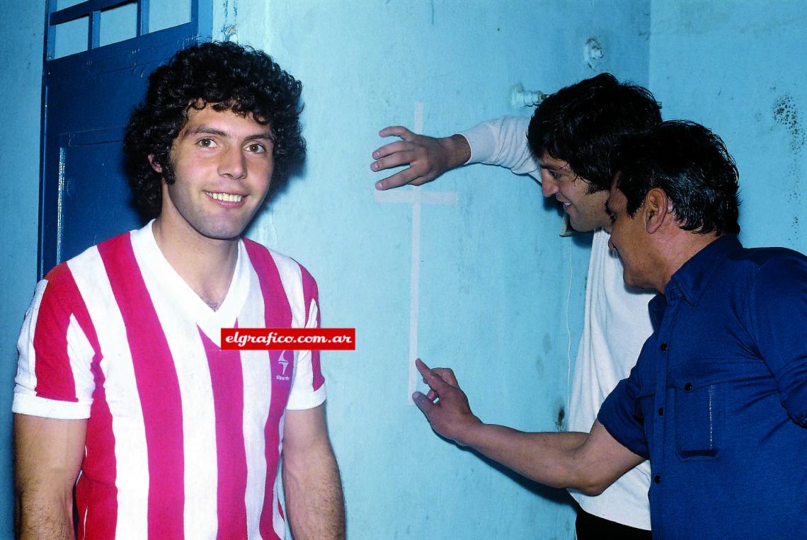 Imagen Su única camiseta de club como jugador fue la de Estudiantes (71/88). Aquí en sus comienzos.
