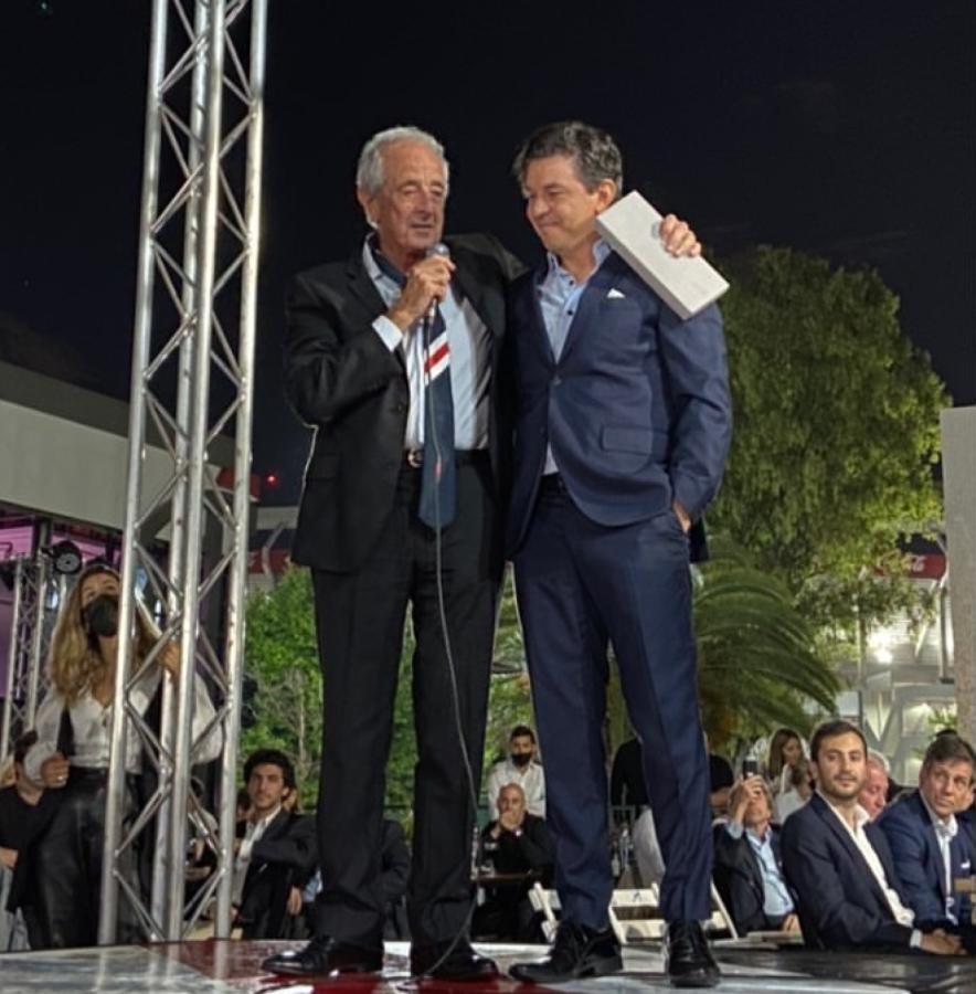 Imagen D'Onofrio se quedó con la corbata de Gallardo.
