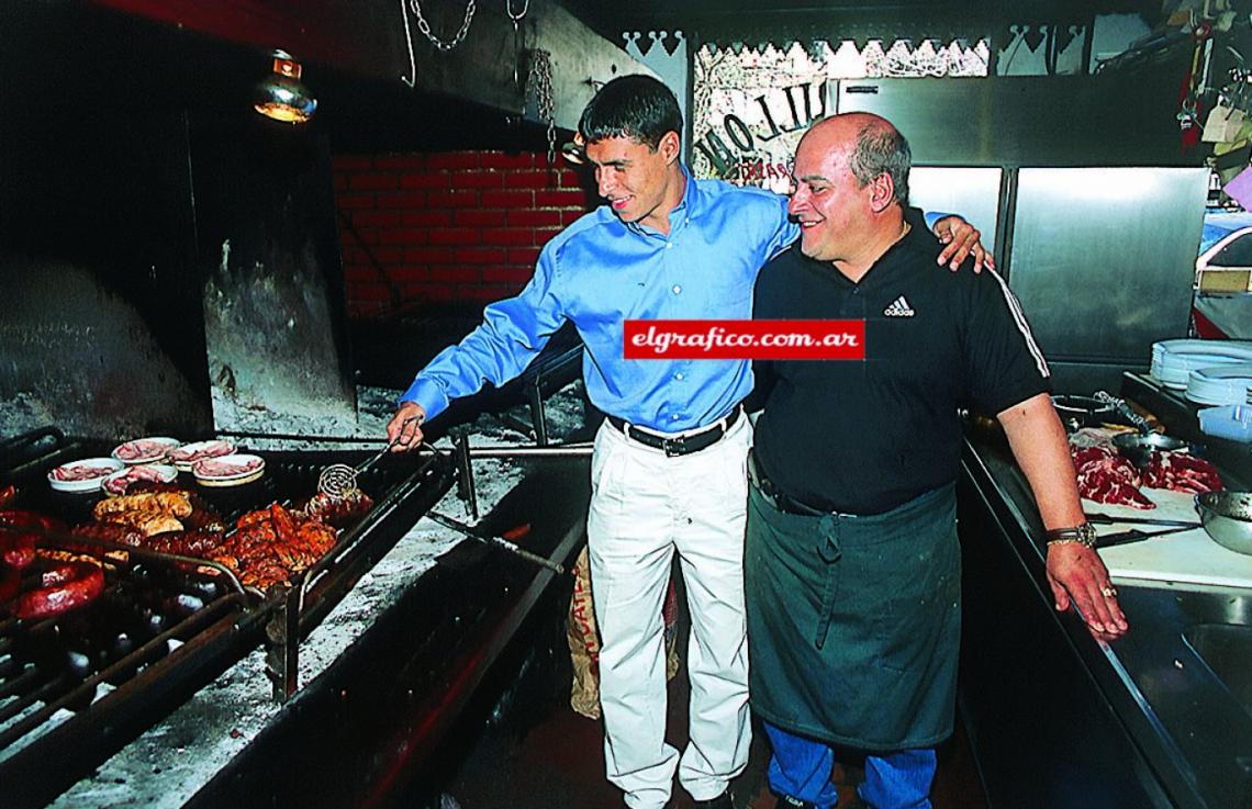 Imagen Iván Córdoba está haciendo un curso acelerado de asador con Luis, el anfitrión.