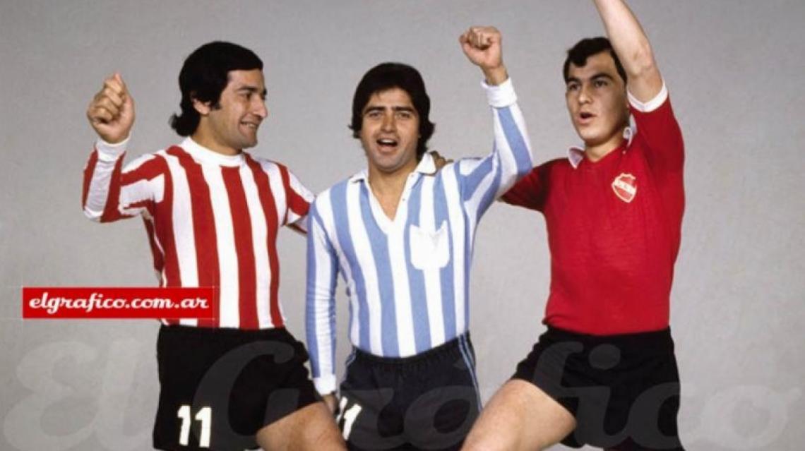 Imagen Los goleadores que dieron a Argentina tres títulos intercontinentales posan para El Gráfico en 1974: La “Bruja” Verón (Estudiantes1968), el “Chango” Cárdenas (Racing 1967) y el “Bocha” Bochini (Independiente 1973).