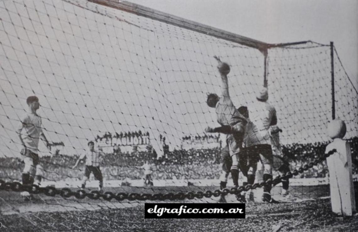 Imagen La pelota entra en el primer palo del arco defendido por el uruguayo Mazali directamente del corner ejecutado por Onzari.