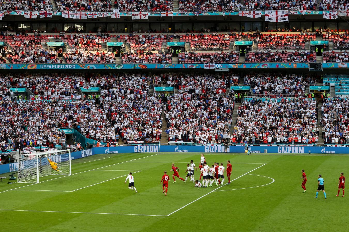 Imagen La brillante pegada de Mikkel Damsgaard para el 1-0 parcial de Dinamarca en Wembley. Foto: @EURO2020
