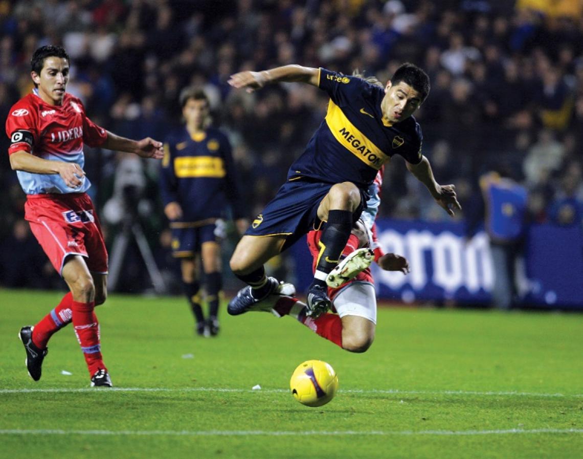 Imagen Tres días después de la final de los juegos Olímpicos, Riquelme juega con Boca el partido de vuelta de la final de la Recopa Sudamericana 2008. Fue el último título internacional ganado por Boca hasta hoy.