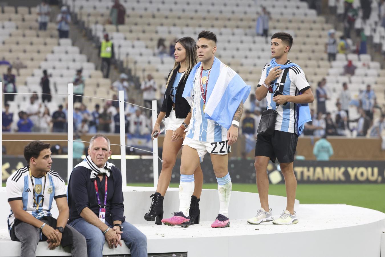 Imagen Lautaro y su mujer, Agustina Gandolfo, minutos después de la final. Foto: AFP
