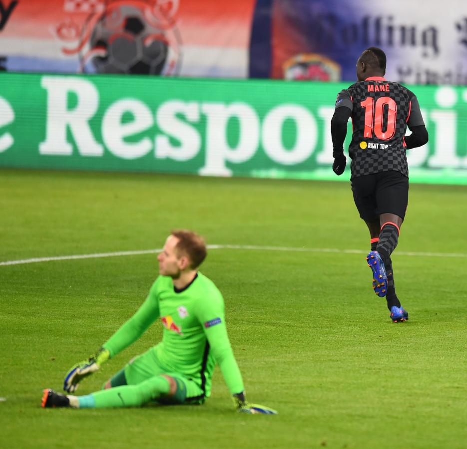 Imagen Mané acaba de estampar el segundo tanto de Liverpool. Gulácsi lo sufre desde el suelo. Buen triunfo de Liverpool en Hungría.