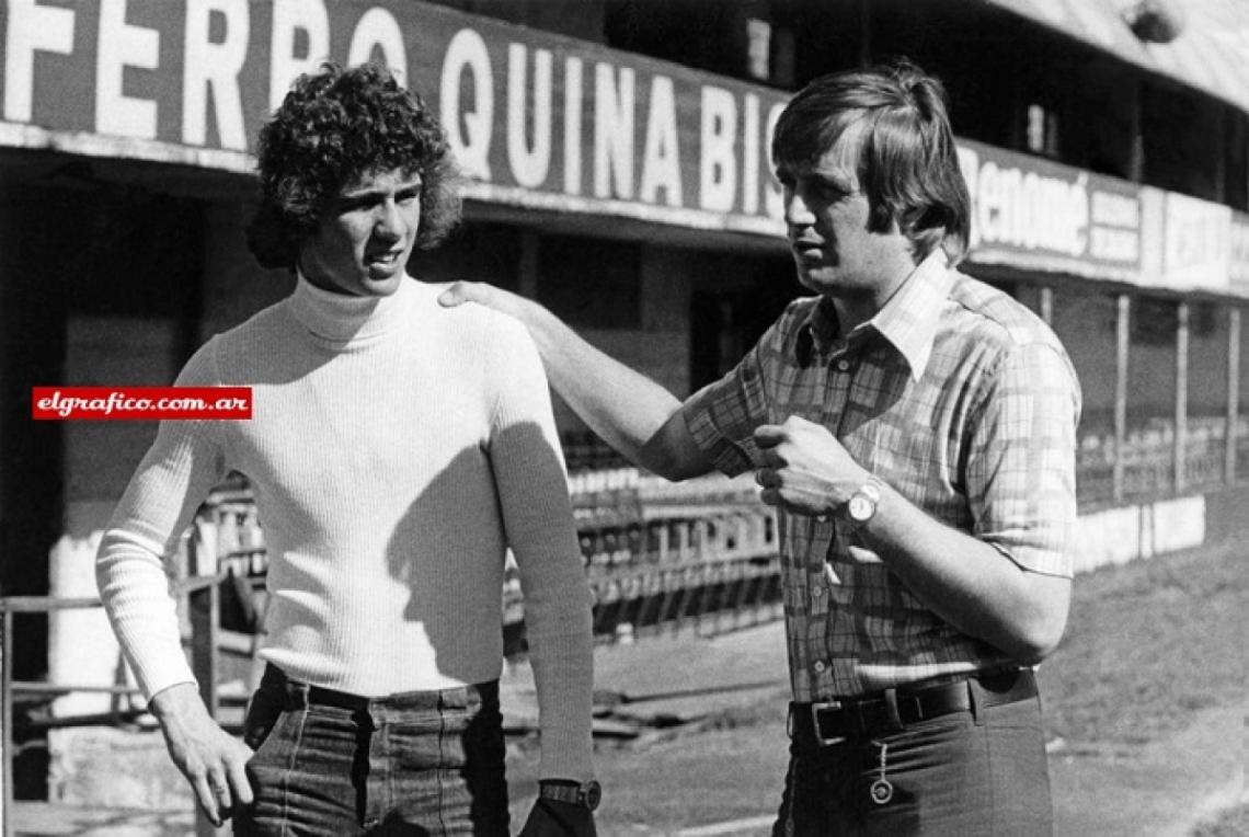 RECIBIENDO los consejos del mejor tres de la historia de Boca: Marzolini, en una nota de El Gráfico.