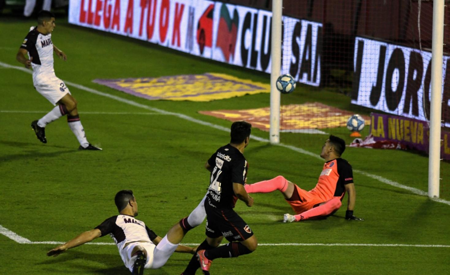 Imagen Palacios anota el tanto del empate parcial para Newell's. Luego coronaría con un doblete.