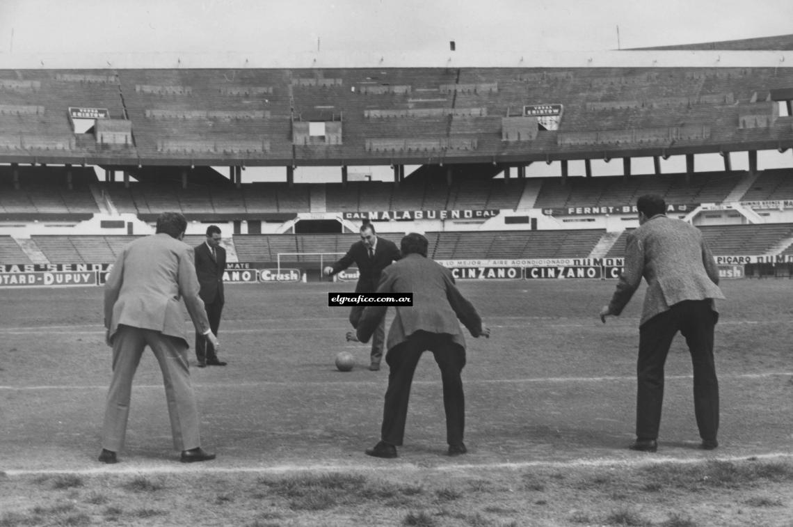 Imagen La Maquinita en 1967 haciendo jueguito en el medio del Monumental. Las tribunas vacías guardan muchos años de aplausos.