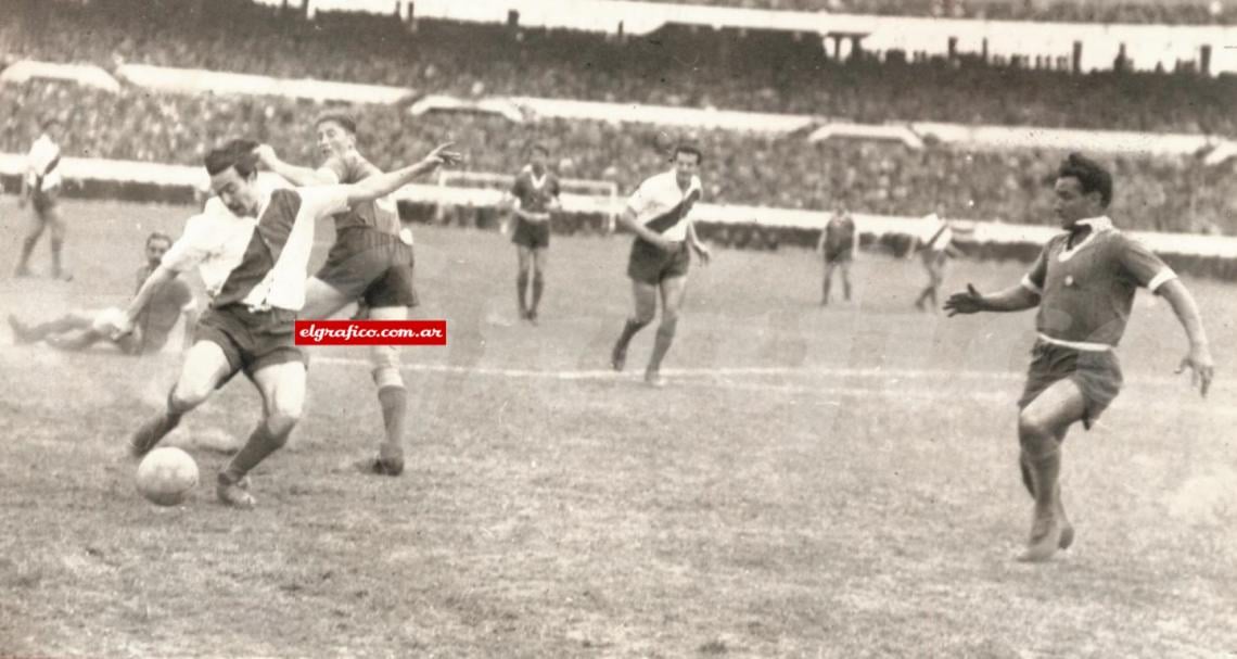 Imagen Clásica postal de la época. Walter Gómez entrando al área por derecha para rematar.