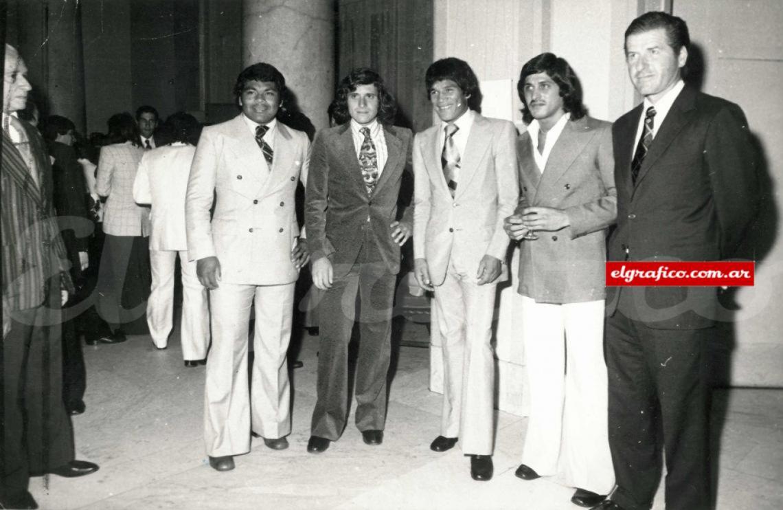 Imagen En la cena de los campeones de El Gráfico de 1975 con Victor Galíndez, Guillermo Vilas, Carlos Monzón y Juan Carlos Harriott.