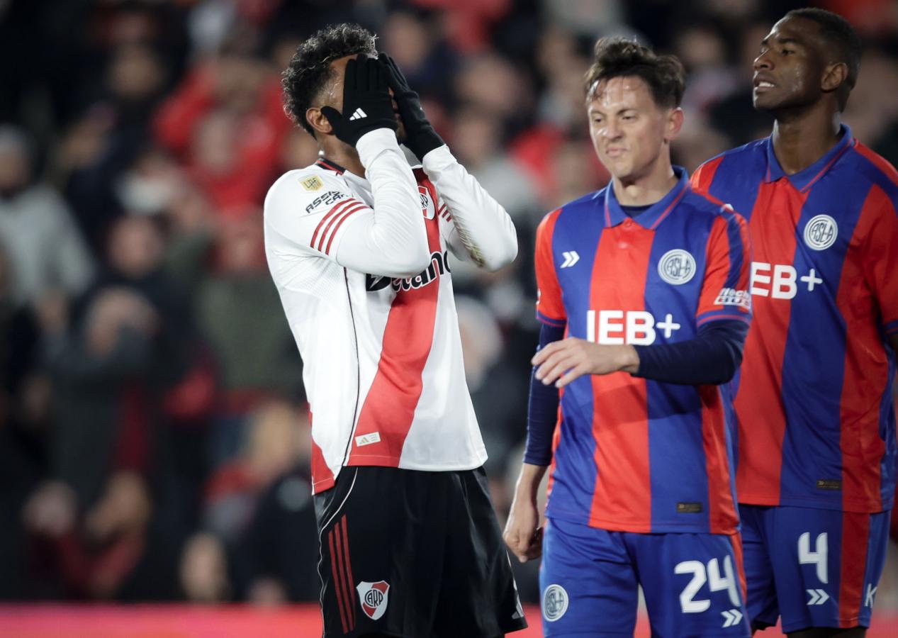 Imagen Miguel Borja tuvo otra actuación para el olvido en River. Fotobaires.