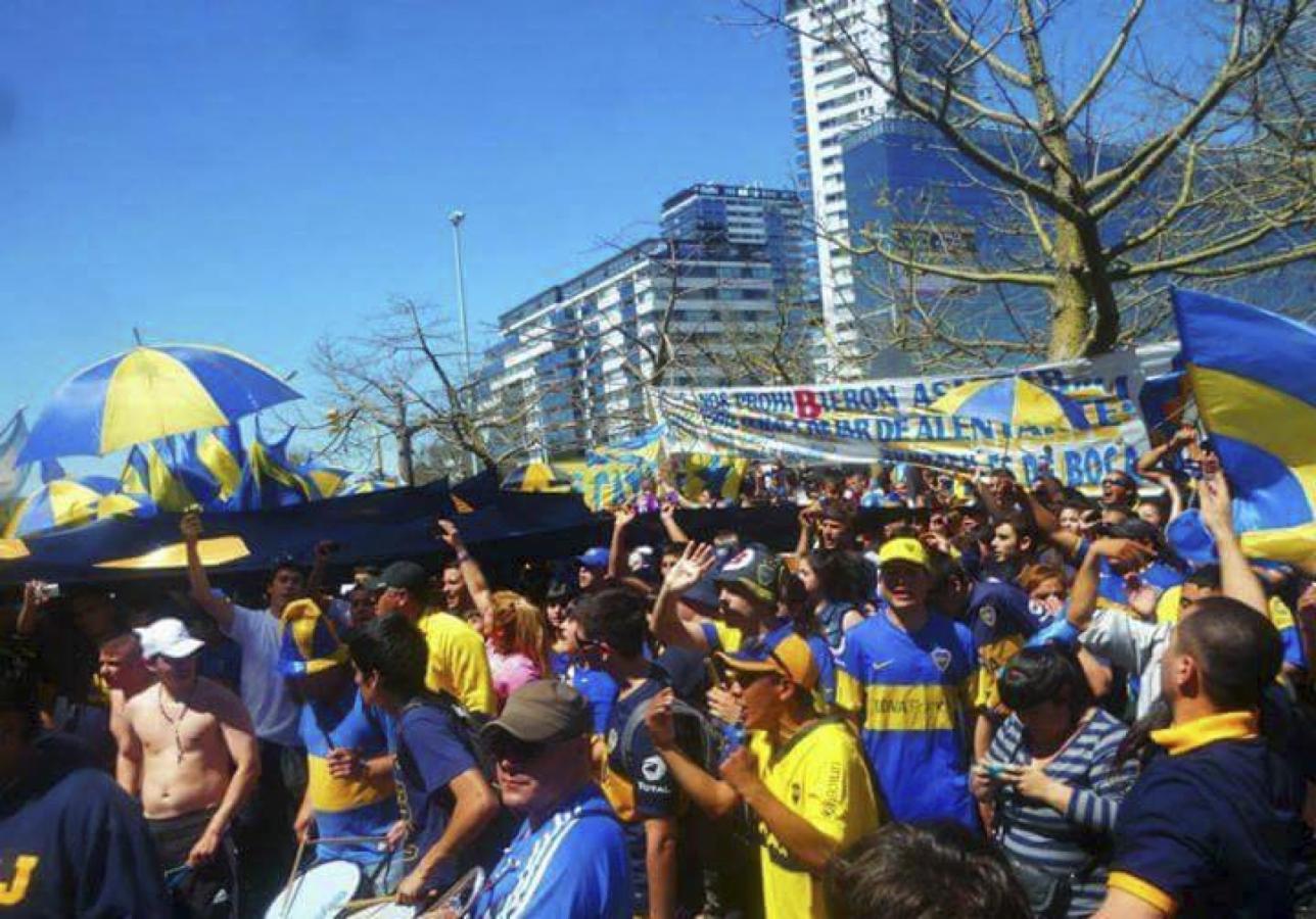 Imagen Otras épocas, banderazo de Boca Juniors previo a otro superclásico