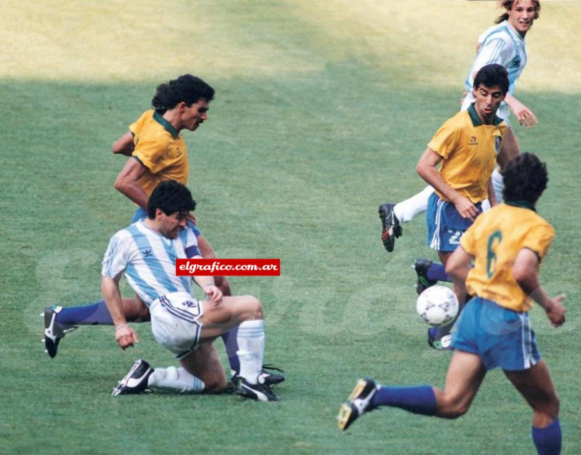 Imagen Maradona recibió la pelota en el círculo central. Giró, arrancando como aquella vez del segundo gol a Inglaterra. La pisó, dejó en el camino a Alemao. Aceleró. Pasó entre dos rivales, apuntando rectamente al área penal, como en sus momentos más deslumbrantes. Era el genio redivivo. Era el crack jugado en el instante decisivo. Pisando el area, le salió otro adversario y resolvió como lo hacen los grandes.