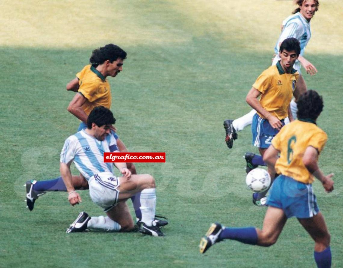 Imagen  Maradona recibió la pelota en el círculo central. Giró, arrancando como aquella vez del segundo gol a Inglaterra. La pisó, dejó en el camino a Alemao. Aceleró. Pasó entre dos rivales, apuntando rectamente al área penal, como en sus momentos más deslumbrantes. Era el genio redivivo. Era el crack jugado en el instante decisivo. Pisando el area, le salió otro adversario y resolvió como lo hacen los grandes. 