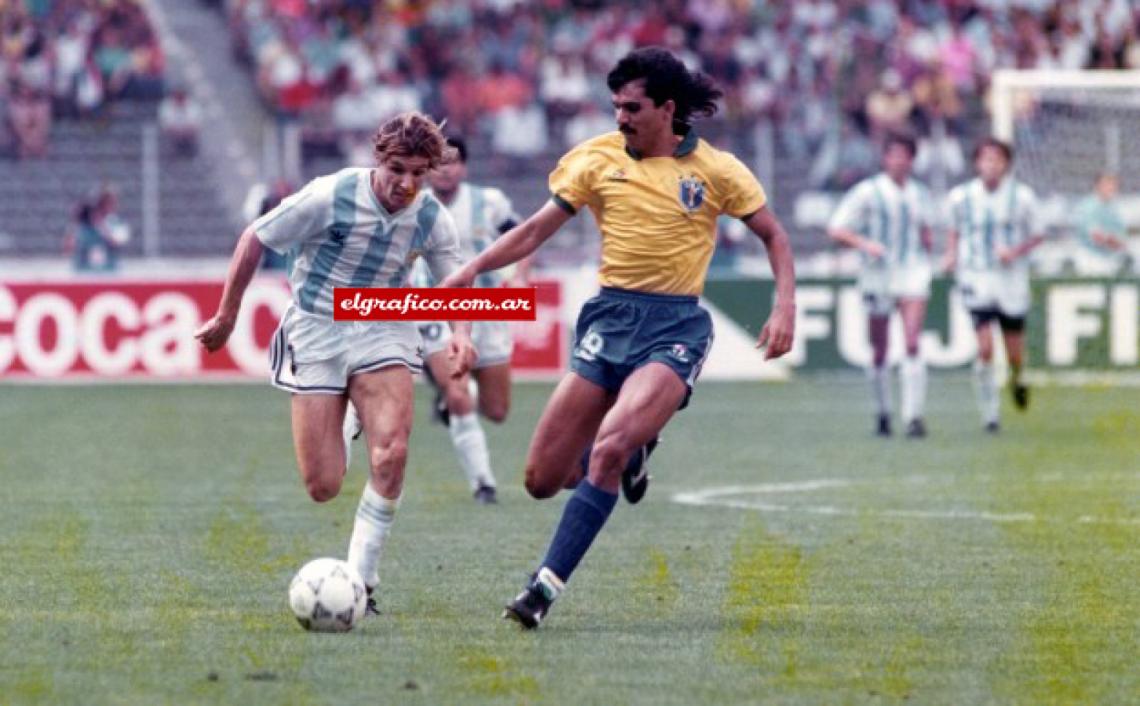 Imagen 1 - 0 VS. BRASIL: ” El primer tiempo de aquel partido fue increíble. Brasil iba para adelante y no metía goles porque alguien movía el arco. Nosotros lo único que podíamos hacer era aguantar. Si los brasileños hacían un gol liquidaban el partido. Pero en el segundo tiempo se cansaron un poco, bajaron el ritmo…”