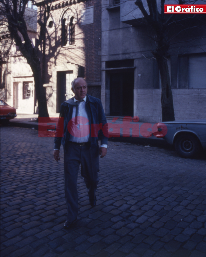 Imagen Don Alfredo saliendo del frente de la que fue su casa natal, en Barracas.