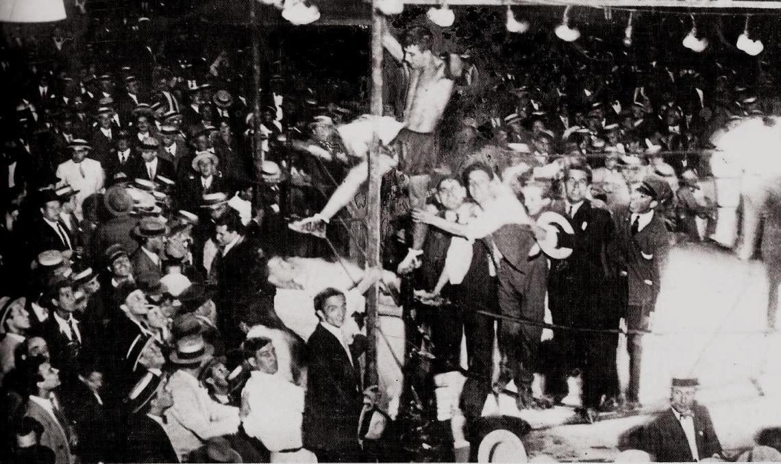 Peralta, que había sido medalla de plata en los juegos olímpicos de 1928, se sube a las cuerdas para festejar su apabullante triunfo sobre el gran ídolo del deporte nacional. En los combates posteriores a su triunfo, Victor Peralta sufrió la ingratitud de los espectadores que no le perdonaron nunca haber batido al Torito. Se retiró al poco tiempo.