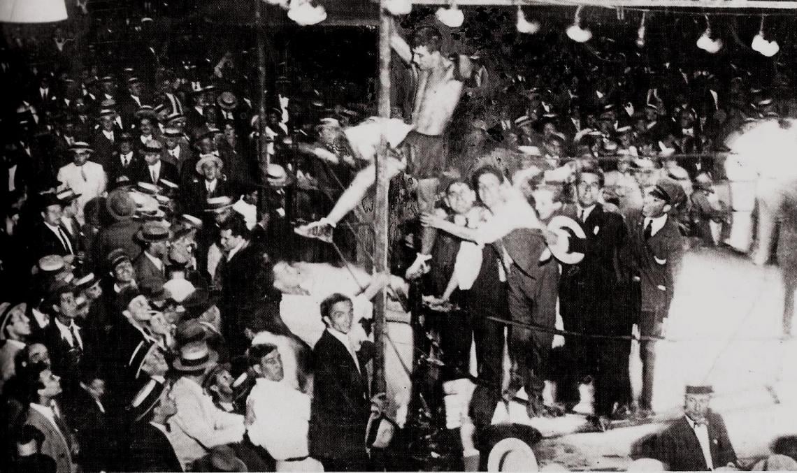 Imagen Peralta, que había sido medalla de plata en los juegos olímpicos de 1928, se sube a las cuerdas para festejar su apabullante triunfo sobre el gran ídolo del deporte nacional. En los combates posteriores a su triunfo, Victor Peralta sufrió la ingratitud de los espectadores que no le perdonaron nunca haber batido al Torito. Se retiró al poco tiempo.