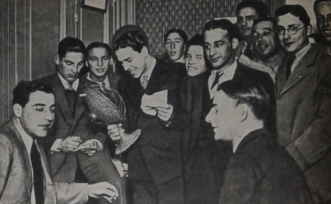 Imagen Otra de la cuarta especial. Yo, como siempre me gustó hacerlo en todas las fotos, haciendo de artista. Y allí están D Errico, Alberico, Deambrosi, Sirni, Vassini.