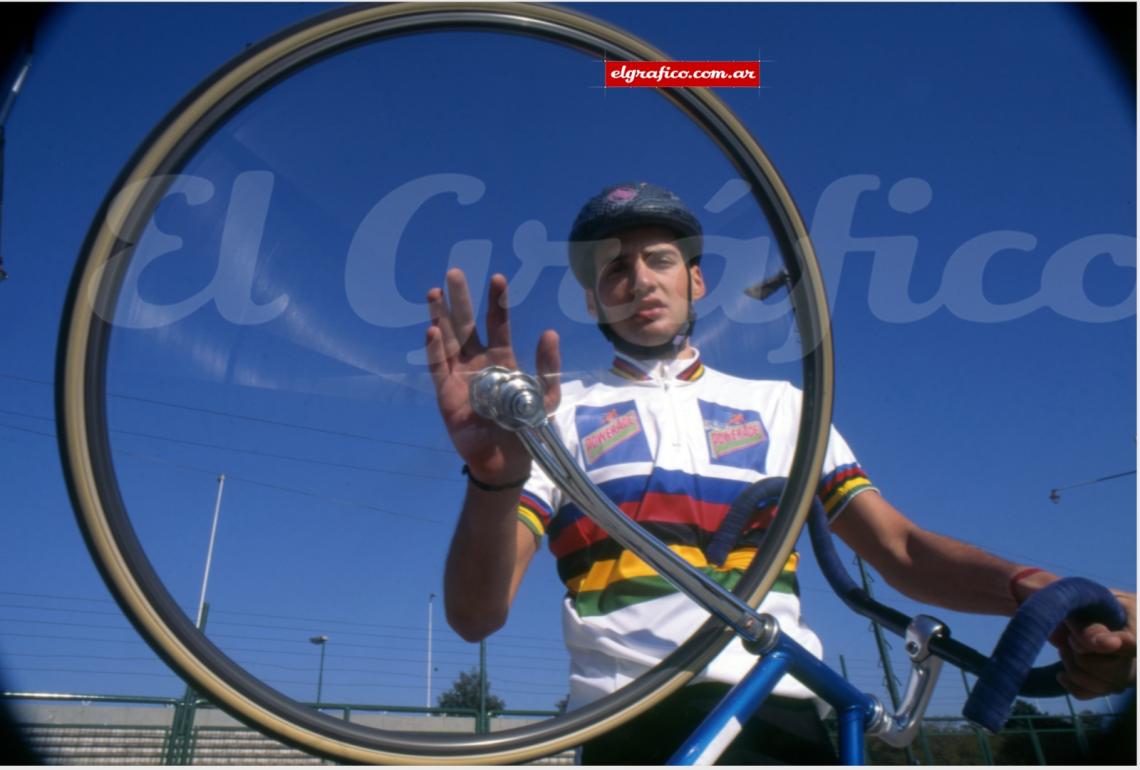 Cristian Rodolfo León y la bicicleta, esa amiga que le cambió la vida. Bonaerense de Isidro Casanova, con 17 años se convirtió en el rey de las vueltas puntables en Forlí, Italia.