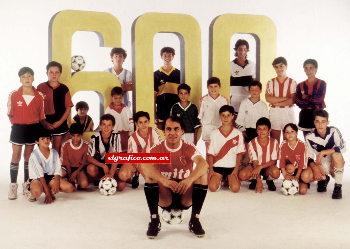 Imagen 1989. 600…y que juegues muchos más. El Bocha cumple 600 partidos en primera el mismo día que Independiente gana la primera rueda del campeonato.