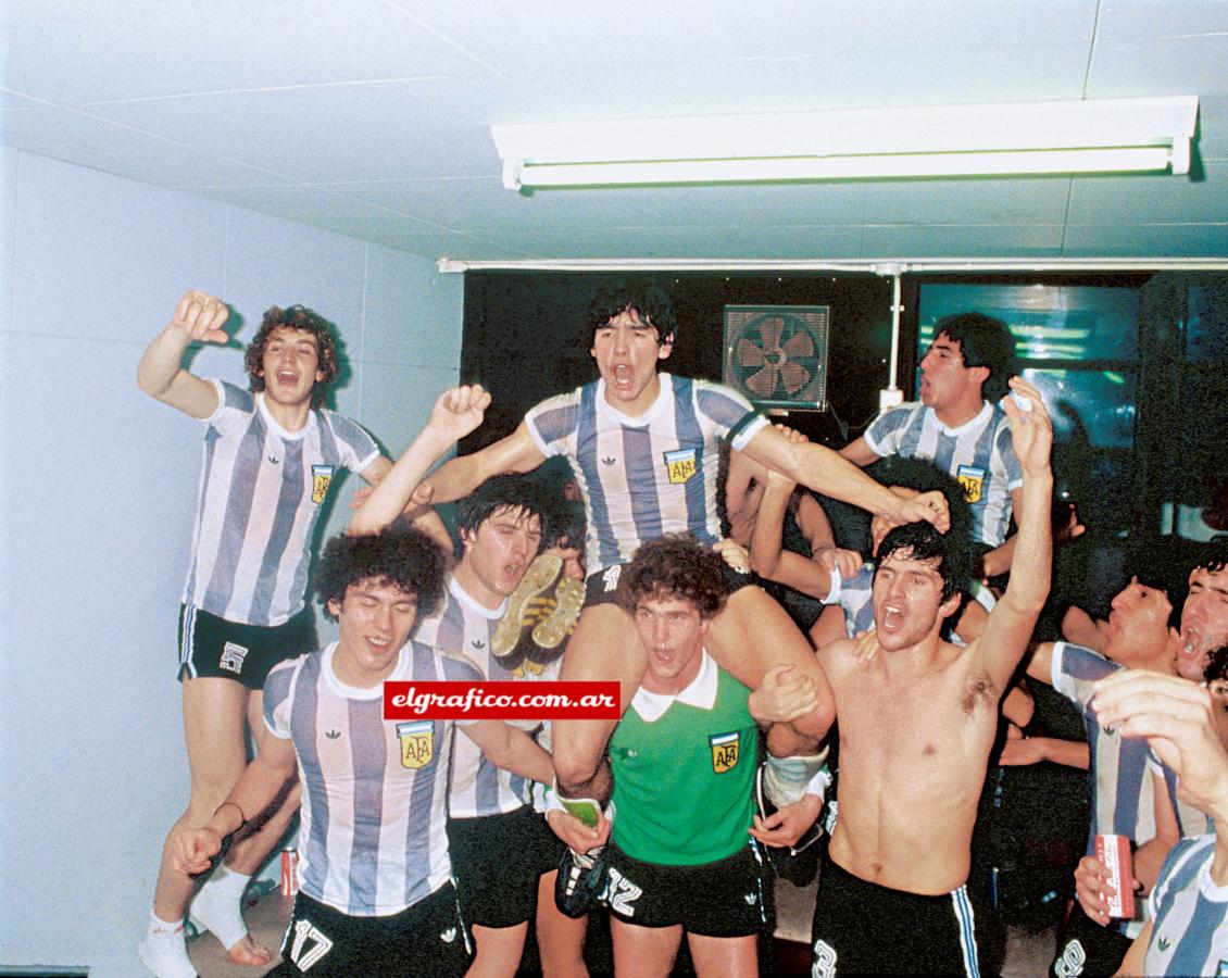 Imagen Tokio Mundial sub-20 1979. Los pibes argentinos festejan el título en el primer mundial juvenil que ganó la selección en su historia.