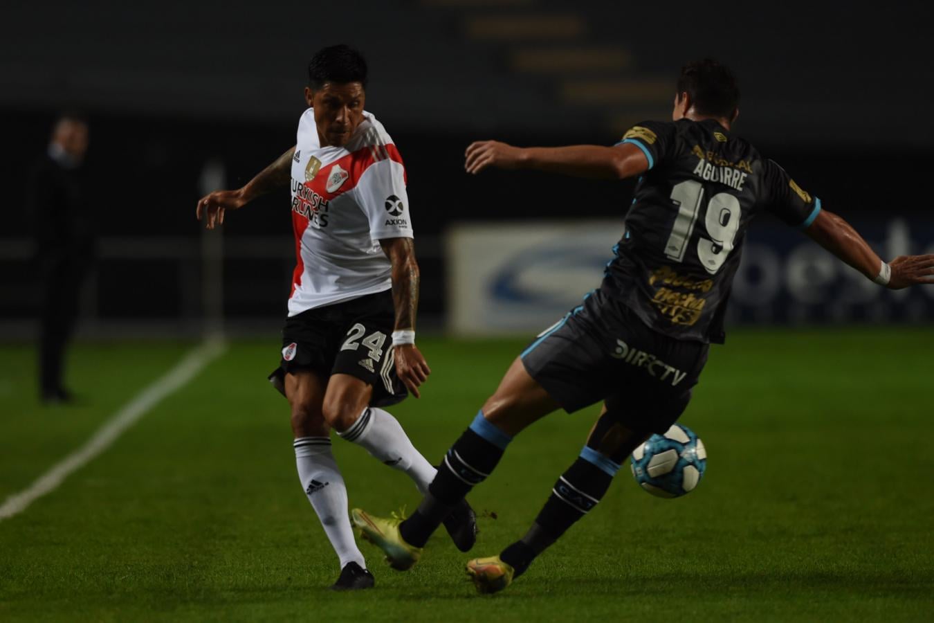 Imagen Enzo Pérez fue otra vez fundamental en el mediocampo de River, manejando los tiempos del partido y distribuyendo la pelota con criterio. Foto: @RiverPlate