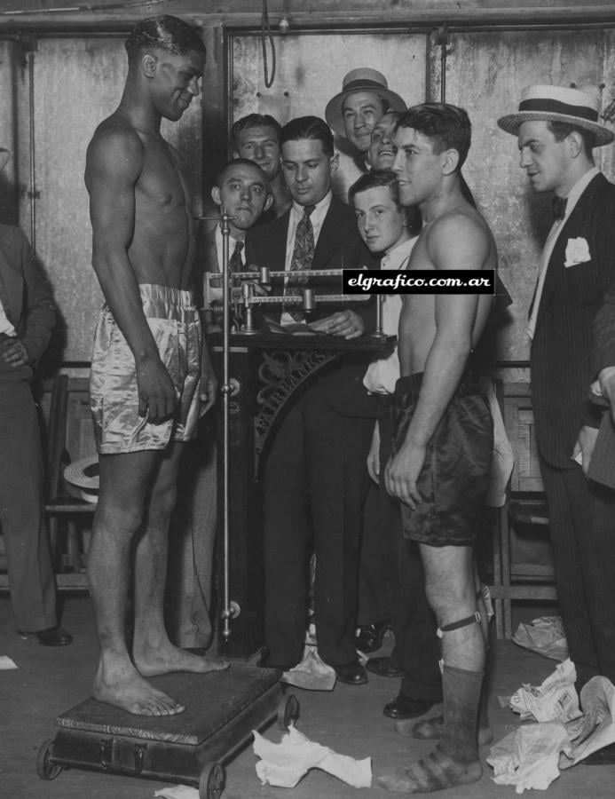 Un semana después de su triunfo frente a Perlick “El Torito” enfrenta al moreno Bruce Flowers en Long Island. En la foto ambos boxeadores en el pesaje. detrás de Justo esta su manager José Lectoure, el creador del Luna Park.