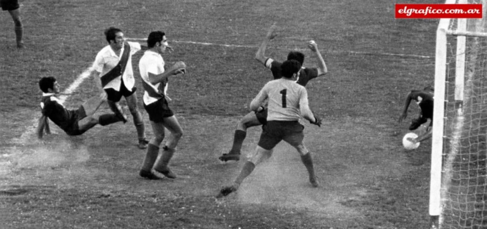 Imagen La mano de Gallo en el '68: Gámez reconoce que fue penal.