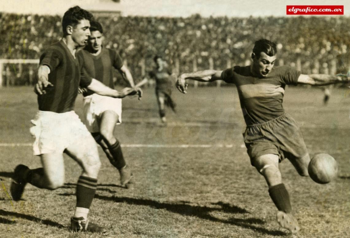 Imagen Justo frente al fotógrafo del El Gráfico Francisco Varallo, goleador histórico y leyenda de Boca, está a punto de sacar uno de sus cañonazos frente a Oscar Tarrio y Lorenzo Gilli de San Lorenzo.